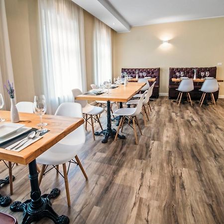 Toscanina Garni Hotel Dobrovo Buitenkant foto