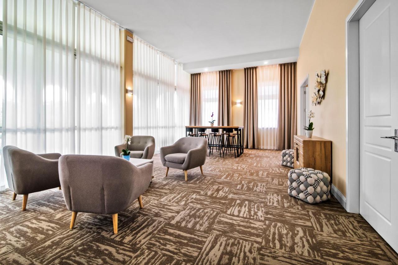 Toscanina Garni Hotel Dobrovo Buitenkant foto