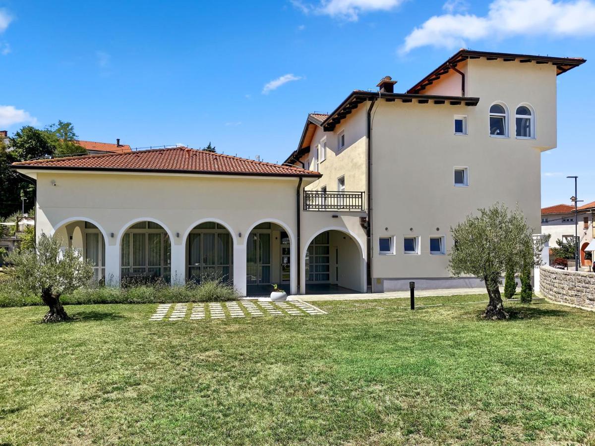 Toscanina Garni Hotel Dobrovo Buitenkant foto