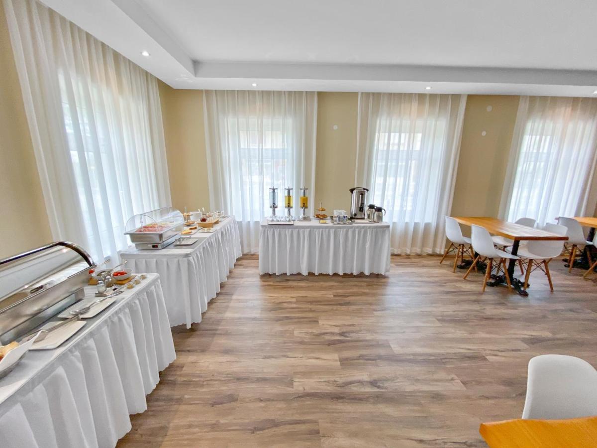 Toscanina Garni Hotel Dobrovo Buitenkant foto