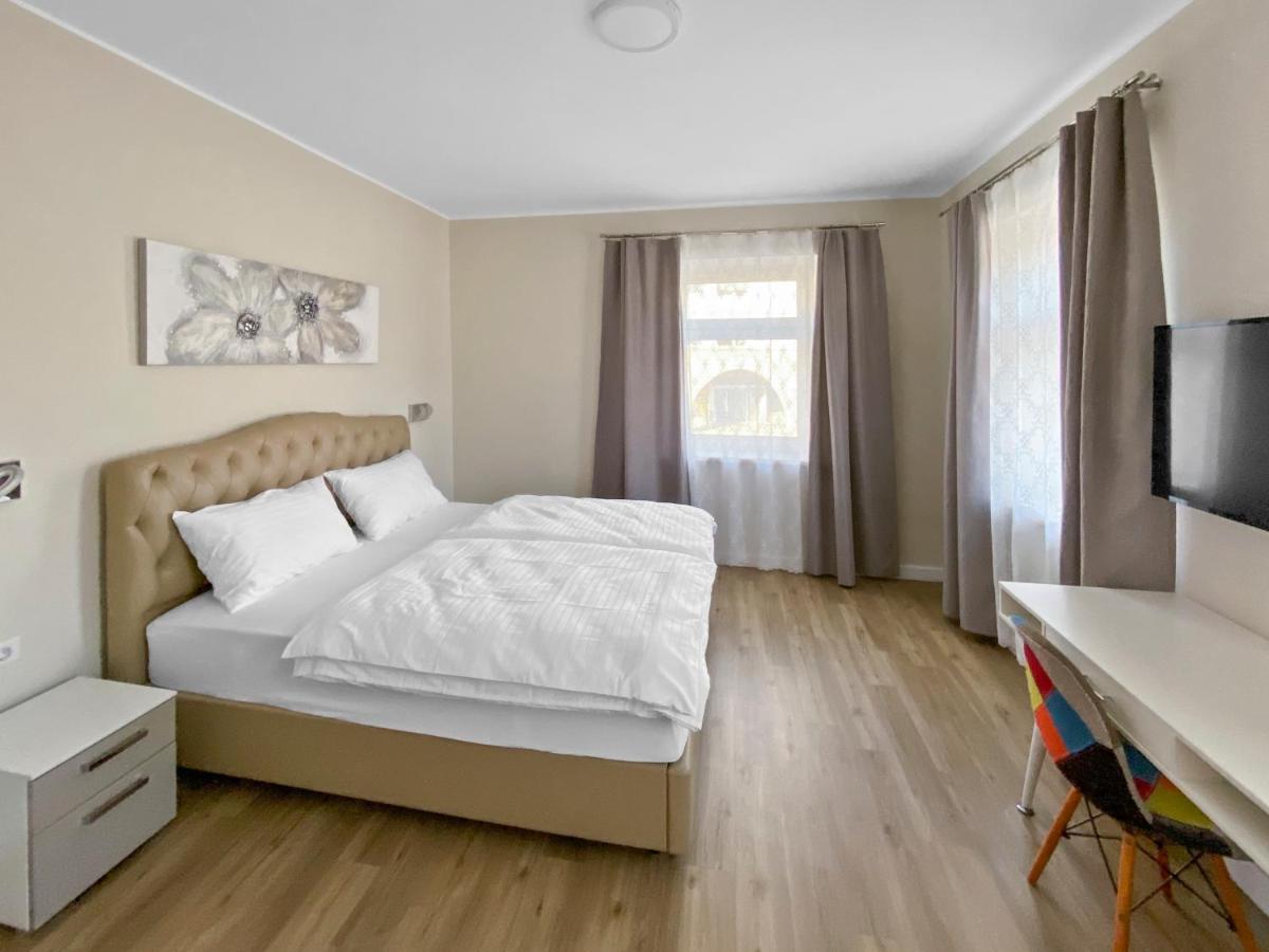 Toscanina Garni Hotel Dobrovo Buitenkant foto