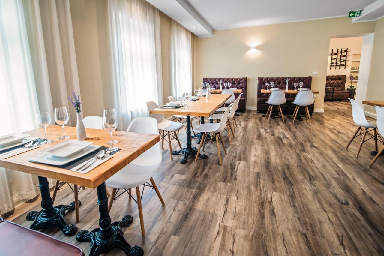 Toscanina Garni Hotel Dobrovo Buitenkant foto