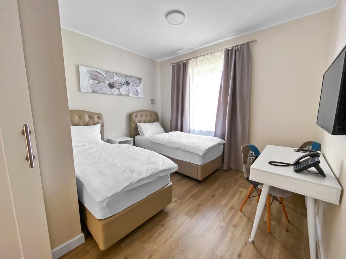 Toscanina Garni Hotel Dobrovo Buitenkant foto