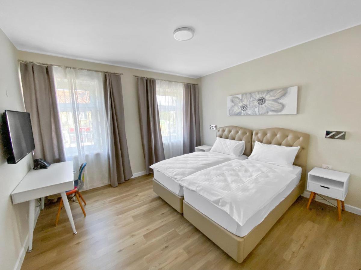 Toscanina Garni Hotel Dobrovo Buitenkant foto